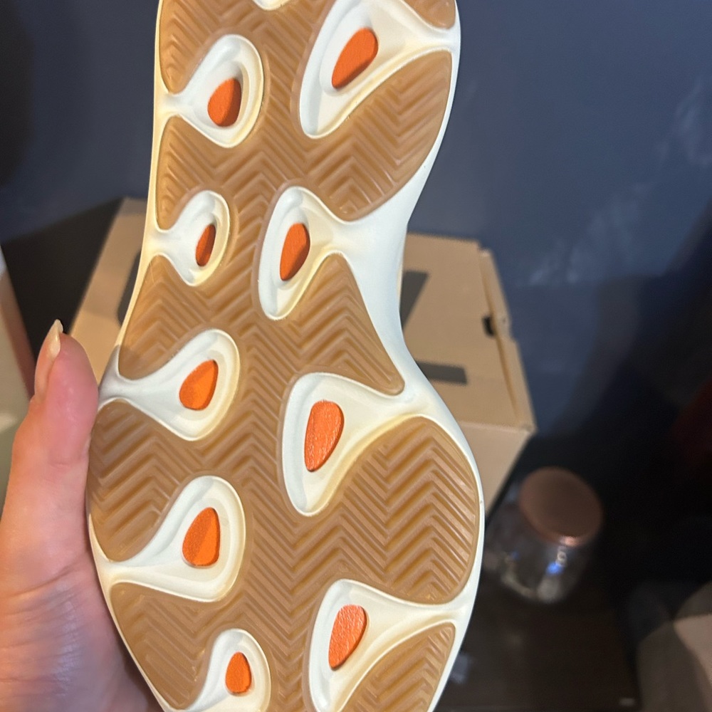 Yeezy 700 - Picture 2 of 5